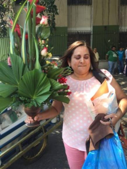 Esta fotografía corresponde a la DEI en San Pedro Sula. Una mujer saca sus pertenencias.