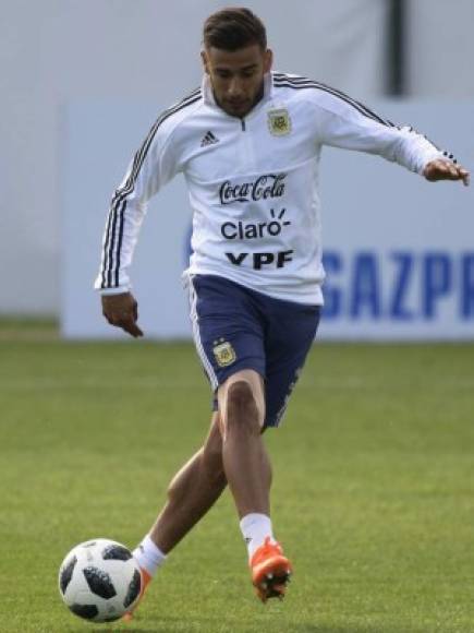 Argentina's midfielder Eduardo Salvio takes part in a training session at the team's base camp in Bronnitsy, near Moscow, Russia, on June 11, 2018, ahead of the Russia 2018 World Cup football tournament.. / AFP PHOTO / JUAN MABROMATA