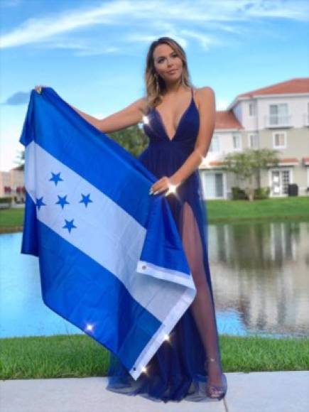 La hondureña Ana Alvarado, mejor conocida como Lipstickfables, encantó a sus seguidores con un elegante vestido azul.
