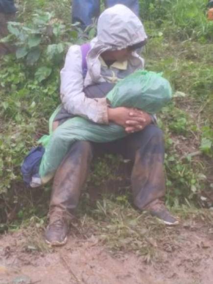 La imagen de un padre aferrado al cuerpo de su hija fallecida en el deslave estremecieron a toda Nicaragua.