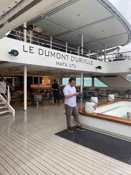 El crucero Le Dumont D’ Urvilley está equipado con salones ampliamente abiertos al exterior, una piscina exterior entre otros atractivos. 