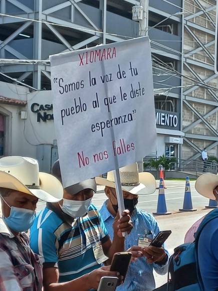 “Xiomara, somos la voz de tu pueblo al que le diste esperanza. No nos falles”, se lee en una de las pancartas de los manifestantes. 