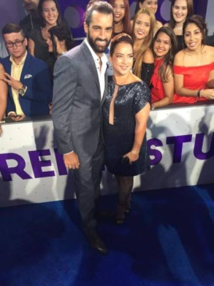 Tony Costa con Adamari López en la alfombra azul de Premios Tu Mundo 2016.