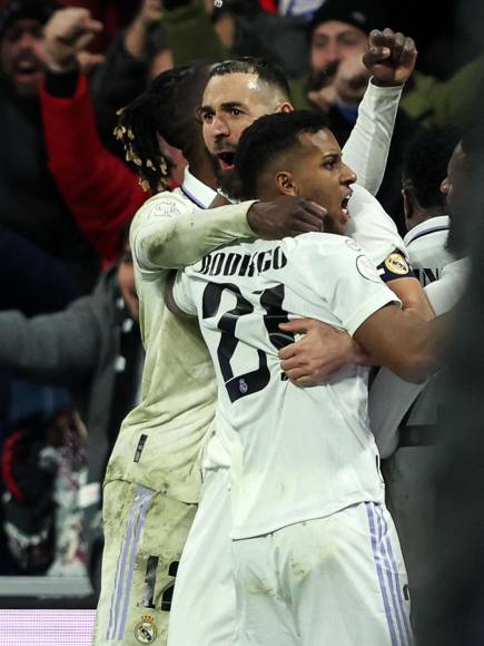 La celebración de Karim Benzema con Rodrygo y Camavinga tras marcar el gol de la remontada 2-1 ante Atlético.