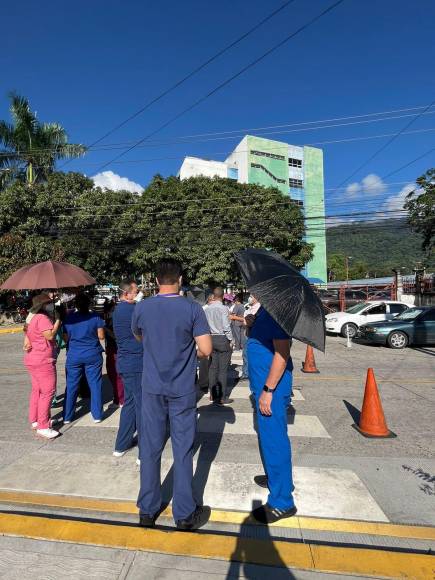 Los profesionales de la medicina abandonaron las salas del centro hospitalario para exigir una pronta respuesta de la Secretaría de Salud. 