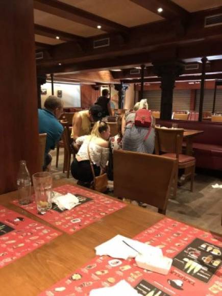 Turistas se ocultaron en los restaurantes cercanos tras registrarse una estampida luego del atropellamiento masivo.