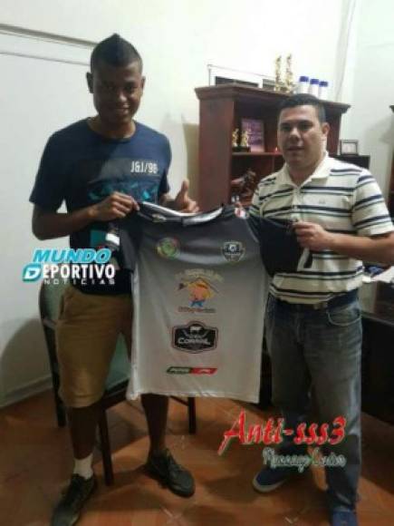 Aly Arriola: El delantero firmó por el Santos FC de la Liga de Ascenso. El atacante comenzó su carrera en Motagua, luego pasó al Deportes Savio, Lepaera FC e inclusive jugó en El Salvador con el Municipal Limeño.