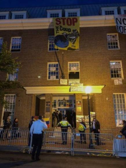 Entrada ya la noche, las autoridades forzaron la entrada de la embajada y varios policías se agolparon en la puerta, en lo que parecía ser el inicio del anunciado desalojo de la legación.<br/>