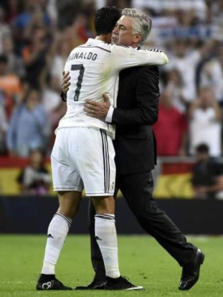 Cristiano Ronaldo se abraza con Carlo Ancelotti tras el triunfo del Real Madrid ante el Barcelona.