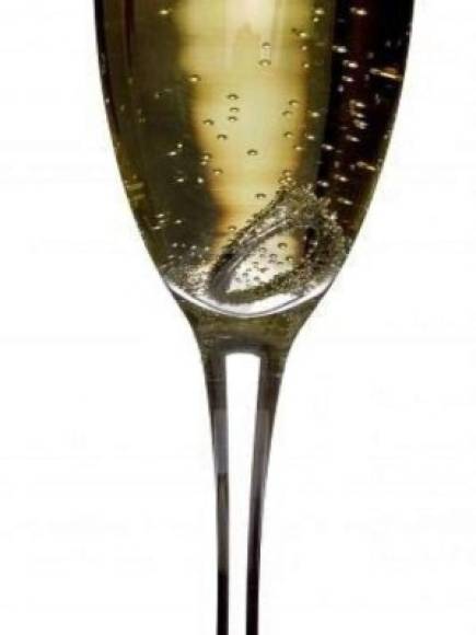 Un anillo en la bebida: Poner un anillo de oro en la copa de champaña u otra bebida con la que se hará el brindis le asegurará que no falten los recursos en su hogar.