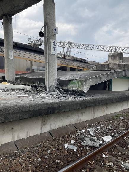 La Agencia Meteorológica de Japón y el Centro de Alerta de Tsunamis del Pacífico emitieron alertas poco después del terremoto, pero ambos explicaron más tarde que ya no había amenaza de olas altas.