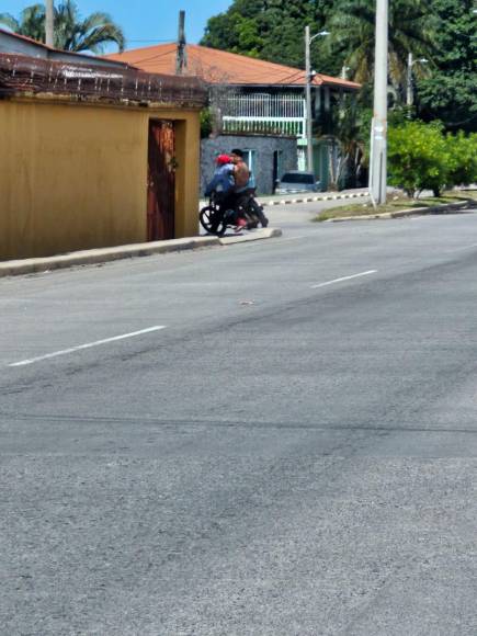 Después de cometer el asalto, ambos ladrones se subieron a la motocicleta y huyeron del lugar. 