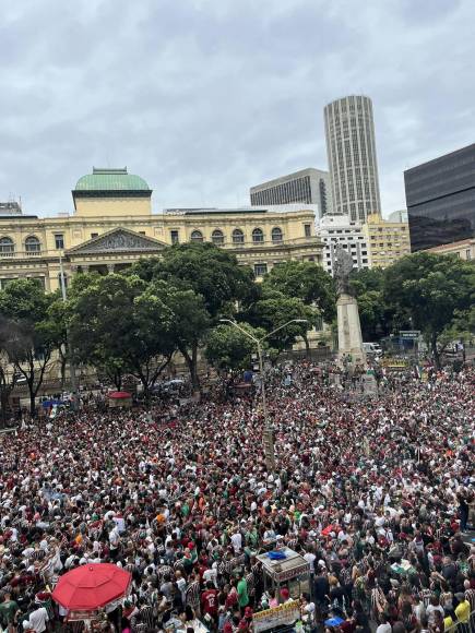 La afición del Fluminense también se hizo presente en las calles de Río de Janeiro para alentar a su equipo en la final de la Copa Libertadores ante Boca Juniors.