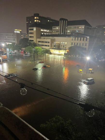 Las autoridades locales pidieron a los ciudadanos evitar transitar por las vías en las que se registran inundaciones y estar pendiente del estado de las calles, pues todavía hay precipitaciones.