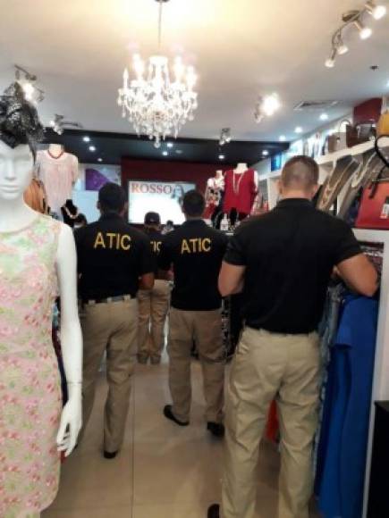 Agentes de la Atic inspeccionan una tienda 'Rosso' en un centro comercial de la capital.