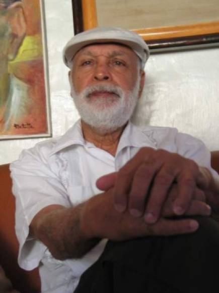 Roberto Sosa (1930-2011) fue un poeta hondureño que nació en Yoro y falleció en Tegucigalpa. Fue uno de los más prestigiosos y galardonados poetas de nuestro país.<br/><br/>Obras: <br/>1959: Caligramas (Tegucigalpa)<br/>1966: Muros (Tegucigalpa)<br/>1967: Mar interior'' (Tegucigalpa)<br/>1967: Breve estudio sobre la poesía y su creación<br/>1968: Los pobres (Madrid)<br/>1971: Un mundo para todos dividido (La Habana)<br/>1981: Prosa armada<br/>1985: Secreto militar<br/>1987: Hasta el sol de hoy<br/>1990: Obra completa<br/>1994: Máscara suelta<br/>1995: El llanto de las cosas<br/>