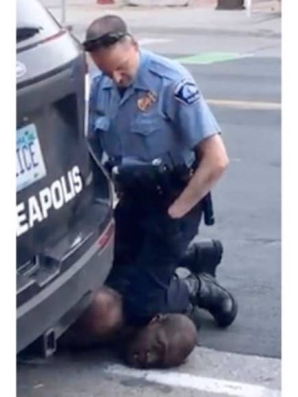 El 25 de mayo, el policía blanco Derek Chauvin arrestó brutalmente al afroamericano George Floyd en Minneapolis. Floyd murió luego de que el policía mantuviera su rodilla fuertemente presionada contra el cuello del sospechoso por 8 minutos causándole asfixia.