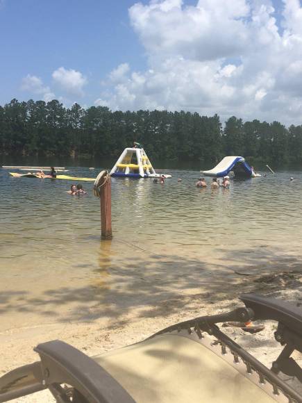 “Nuestros corazones están rotos por los eventos del domingo”, compartió White Sands Lake en una publicación de Facebook. “Sepan que estamos en oración por la familia y cualquier otra persona presente el domingo”.