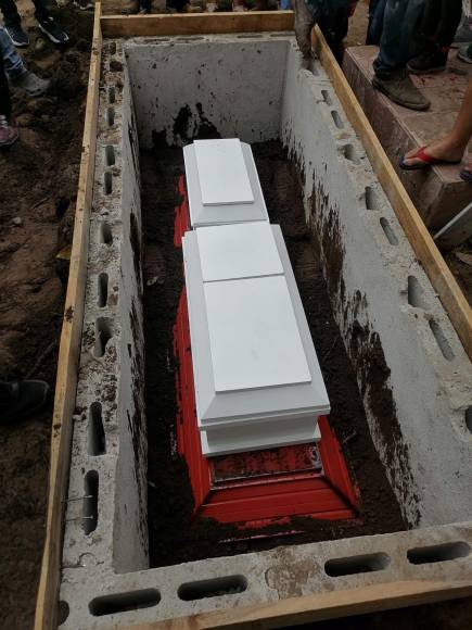 El féretro de la madre Mabely Xiomara Pineda fue sepultada con sus dos hijos en el cementerio.