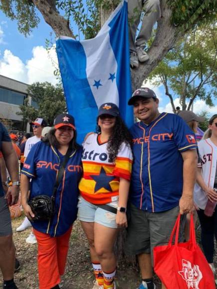 Aficionados hondureños se hicieron presente para unirse a los festejos de los Astros en las calles de Houston.