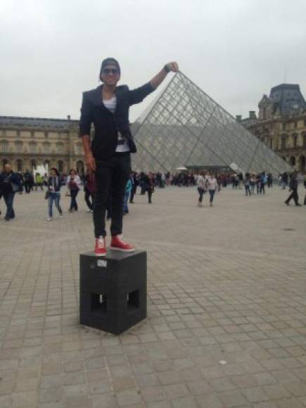 No solo dedicó tiempo al fútbol sino también al arte. Aquí posando frente al famosísimo museo de Louvre en París, Francia.