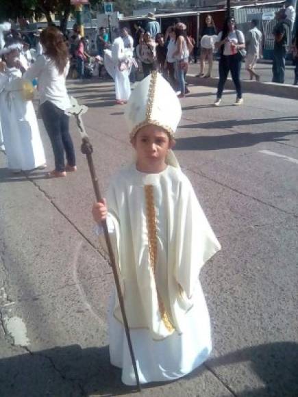 Un niño fue vestido de San Juan Pablo II en la presentación de una escuela católica de Comayagua.