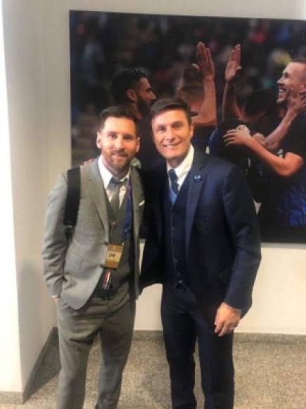 La elegancia de dos leyendas. Lionel Messi fue descartado para jugar contra Inter y aprovechó para sacarse una foto con Javier Zanetti, ídolo y ahora directivo del club interista.