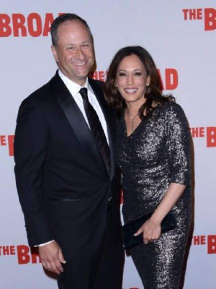 Kamala está casada con Douglas Emhoff, un abogado al que conoció en 2013 en una cita a ciegas. La pareja se casó en 2014 en California.