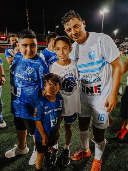 Mauricio Sabillón al final del partido compartió con estos niños catrachos que pedían sus autógrafos.