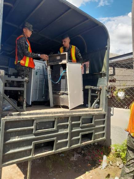 Las familias desconocen cuándo podrán regresar a sus hogares. En camiones militares las pertenencias eran rescatadas esta tarde. 