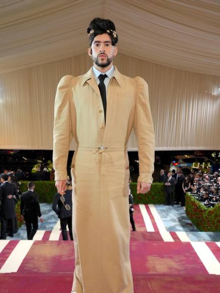 Como fan de la moda, el conejo malo impactó en su primer MET GALA este año con este traje de Burberry y diseñado por Ricardo Tisci. El cantante respetó el código de vestimenta, cuyo tema de este año era la Época Dorada de Estados Unidos que comprende el período tumultuoso entre la Guerra Civil y principios del siglo XX.