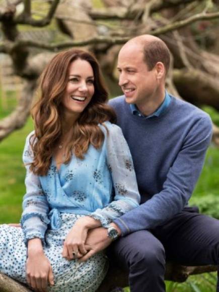 Kate, de 39 años de edad, lució un vestido estilo bohemio de unos 200 dólares, mientras que William, de 38, optó por un sweater azul.