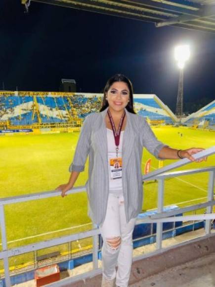 La hermosa periodista Claudia Villanueva cautivó con su belleza en el estadio Morazán en el juego Real España-Real de Minas.