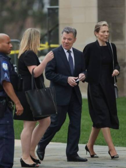 El expresidente colombiano, Juan Manuel Santos, asistió junto a su esposa, al funeral de McCain.