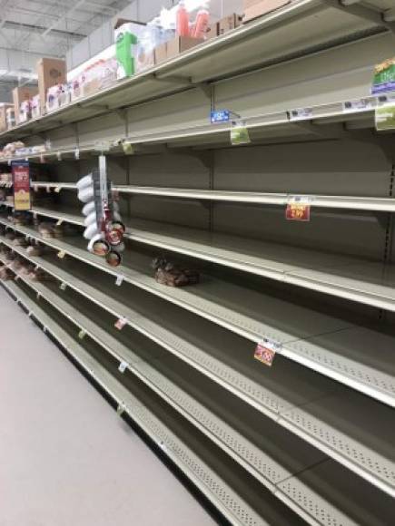 Los residentes de Las Carolinas comenzaron a abastecerse de agua embotellada, comida y otros productos previo al impacto del peligroso huracán.
