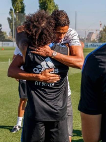 El brasileño Marcelo fue el primero que se le acercó a Varane para abrazarlo tras su emotivo discurso.