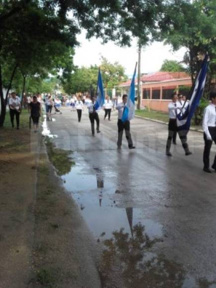 Conformaron el desfile el grupo de palillonas, pomponeras, cuadro de danza, abanderados y cuadro de honor, sin dejar de mencionar su banda de guerra. <br/>