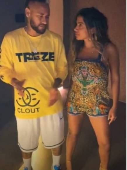 Neymar también compartió en sus vacaciones de Ibiza con la cantante brasileña Anitta.