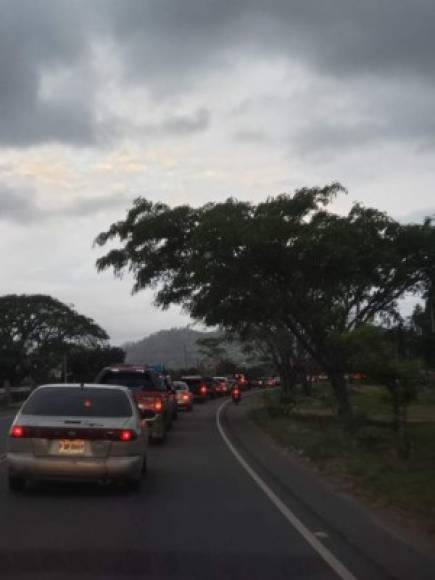 Carreteras hacia Tegucigalpa muestran un tránsito lento. Foto cortesía: redes sociales