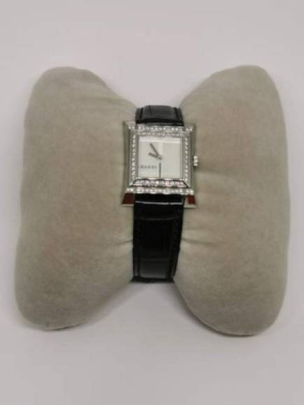 Entre los objetos más baratos se encuentra un reloj de la marca Gucci, con un precio de salida de 10,200 pesos (537,72 dólares).