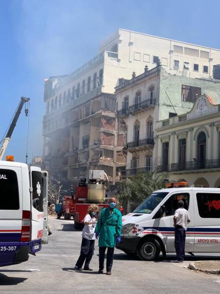 El Saratoga se encuentra en un edificio de estilo neoclásico construido en 1880 y que desde 1933 funciona como un hotel. Su última restauración tuvo lugar en 2005, según medios oficiales.