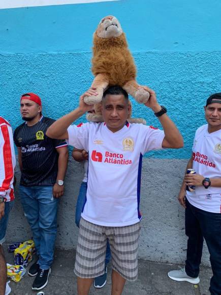 Hincha en la torre y las bellas chicas que adornan la gran final