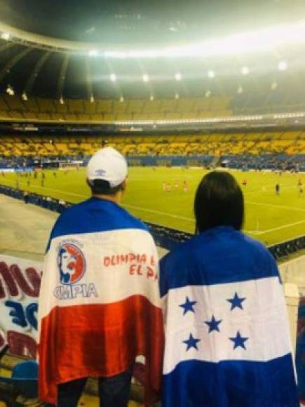 El Olimpia nunca juega solo y en Canadá estuvo acompañado por aficionados olimpistas. Foto Diario Diez.