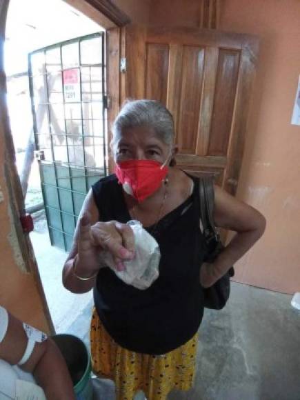 'Venimos a votar por la democracia', dijo doña Altagracia Pineda de 66 años del barrio Kilómetro 5 en Omoa.