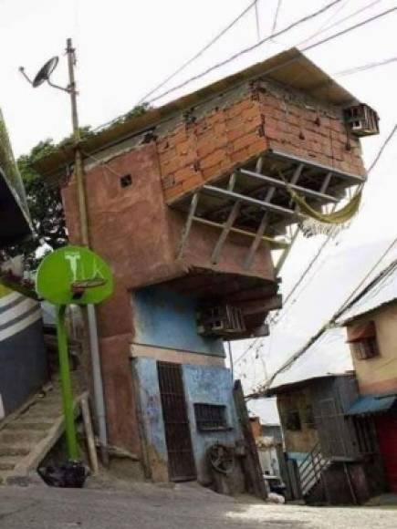 Es quizás la imagen más popular de 'La arquitectura es mi pasión' del momento, está singular casa de habitación se encuentra en La Y 5 de Julio, barrio Petare, Venezuela, desde el 2018 circula está imagen pero para asombró de todos se mantiene de pie.