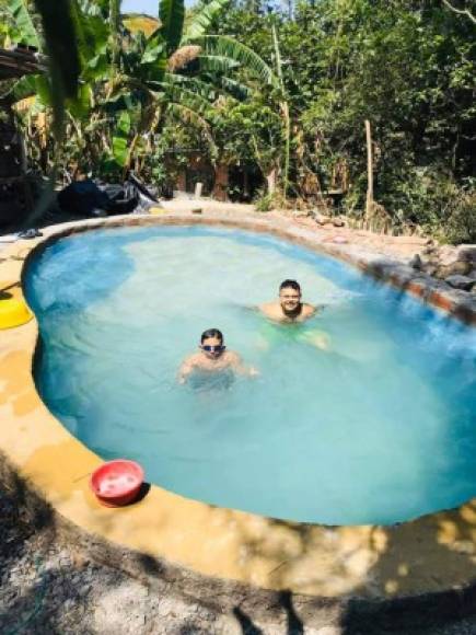 Al menos 7 mil lempiras gastaron estos salvadoreños por construir esta piscina casera, pero lo que no tiene precio son las horas de diversión que pasarán en ella.
