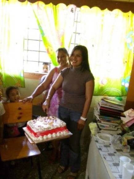 La joven docente mientras era festejada en uno de sus cumpleaños en marzo de 2014.
