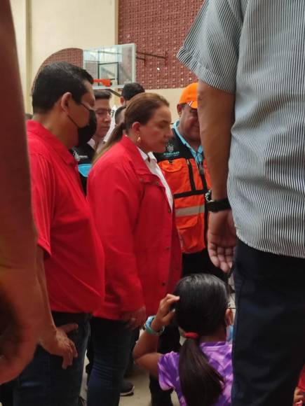 El alcalde de La Lima, Satos Laínez, también la acompañó. Honduras registra cerca de un centenar de derrumbes y unas 18.000 personas afectadas por las lluvias, principalmente en el norte.