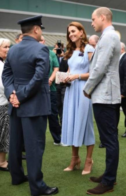 Antes del partido, la pareja real se reunió con varias figuras importantes del All England Lawn Tennis Club, del cual Kate es una patrona.<br/><br/>