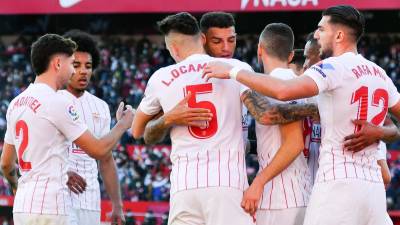 Rafa Mir marcó el gol del triunfo y fue felicitado por sus compañeros.